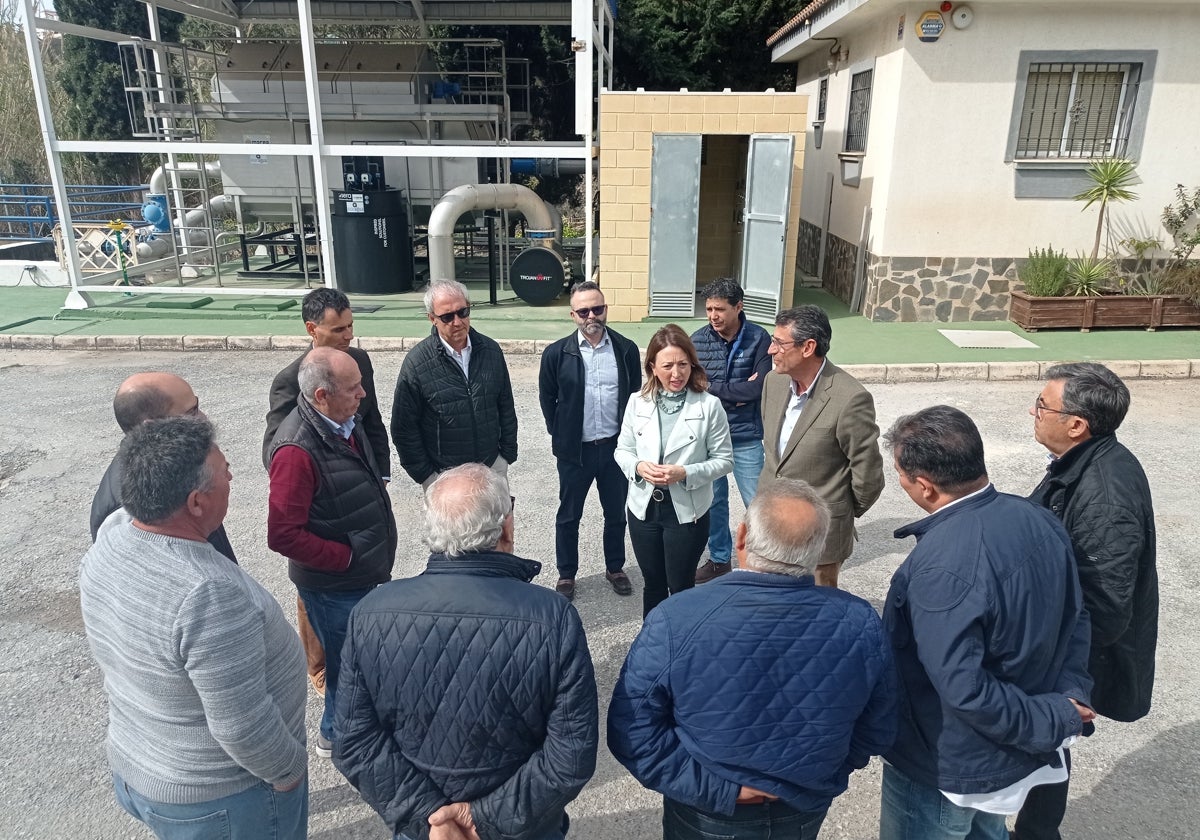 La delegada de la Junta en Málaga y el alcalde de Torrox, este jueves con los regantes.