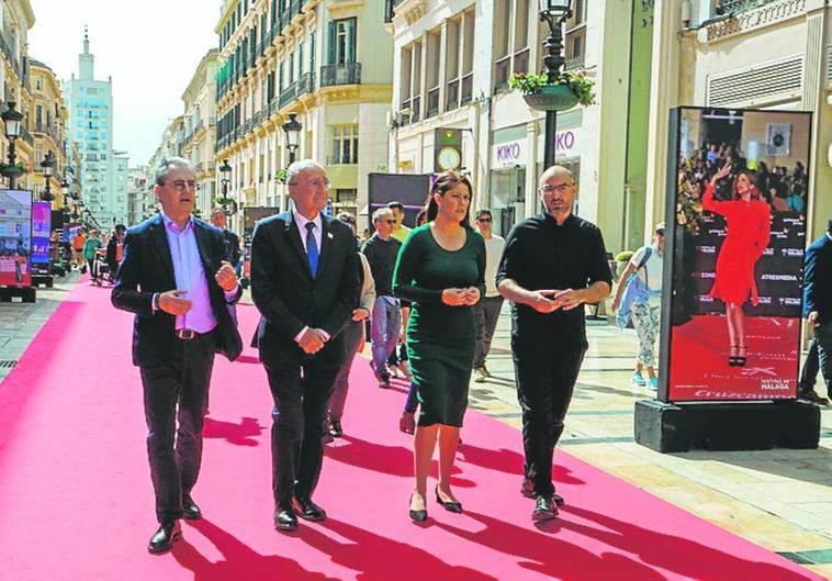 El fotógrafo Eloy Muñoz convierte calle Larios en un paseo de las estrellas