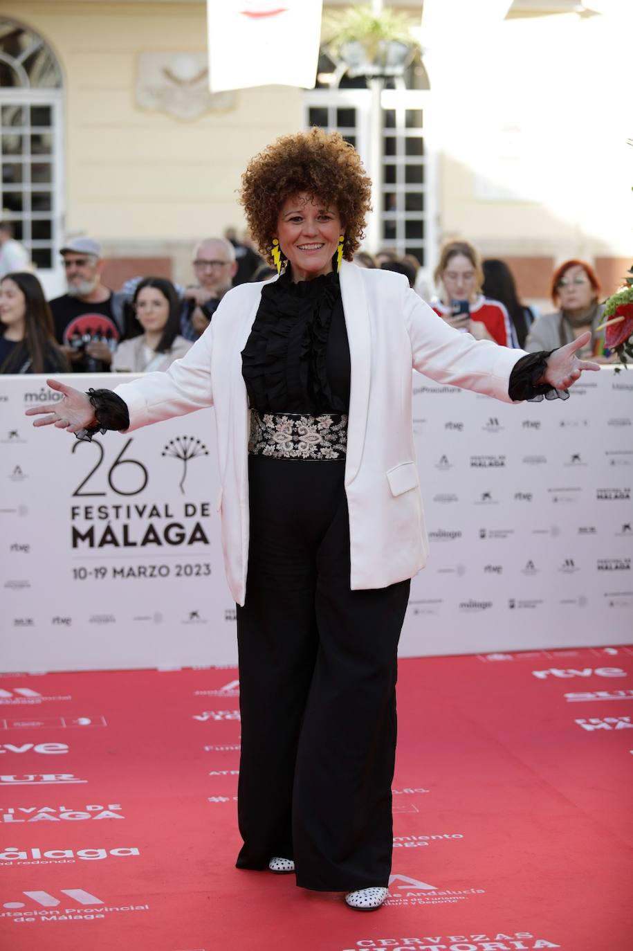 Multitud de caras conocidas han desfilado por la alfombra de entrada al Teatro Cervantes antes de la gala inaugural que ha abierto la nueva edición del certamen malagueño 