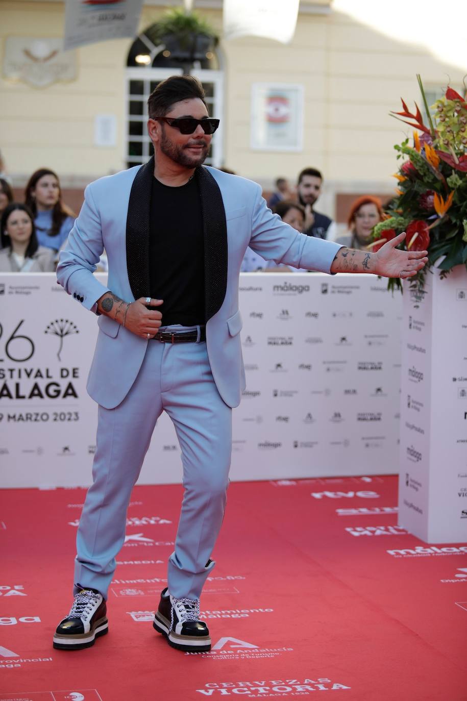 El cantaor, que actuó anoche en la gala, lució otro de los trajes masculinos más originales: en celeste, con solapas de contraste en negro con strass diseño de Dsquared. Lo llevó con camiseta negra básica para restarle seriedad y un mini cinturón también de pedrería. ¿El toque rompedor? Unos llamativos zapatos con plataforma de Moschino.