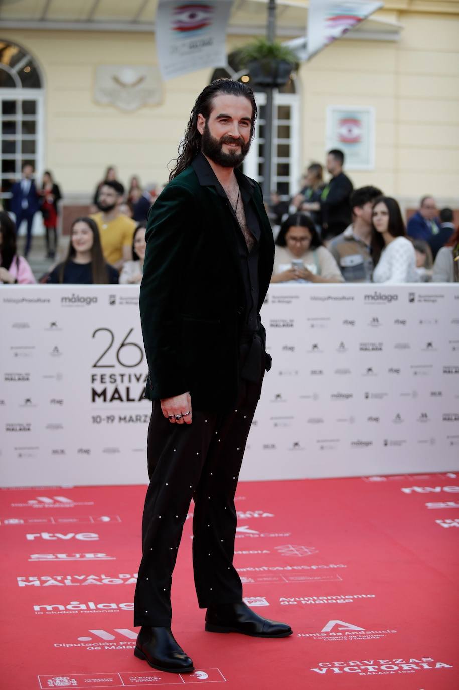 Multitud de caras conocidas han desfilado por la alfombra de entrada al Teatro Cervantes antes de la gala inaugural que ha abierto la nueva edición del certamen malagueño 