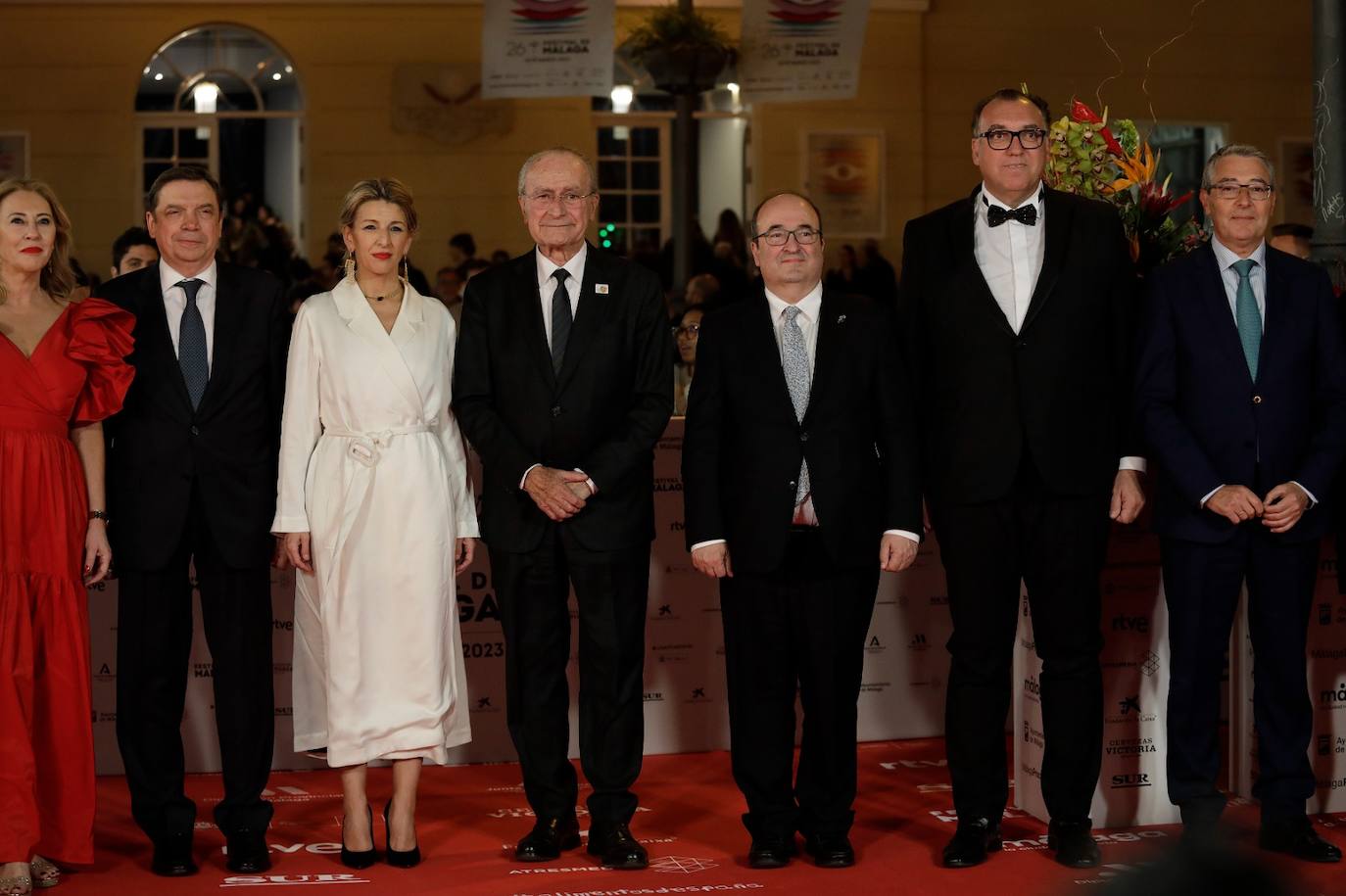 Multitud de caras conocidas han desfilado por la alfombra de entrada al Teatro Cervantes antes de la gala inaugural que ha abierto la nueva edición del certamen malagueño 