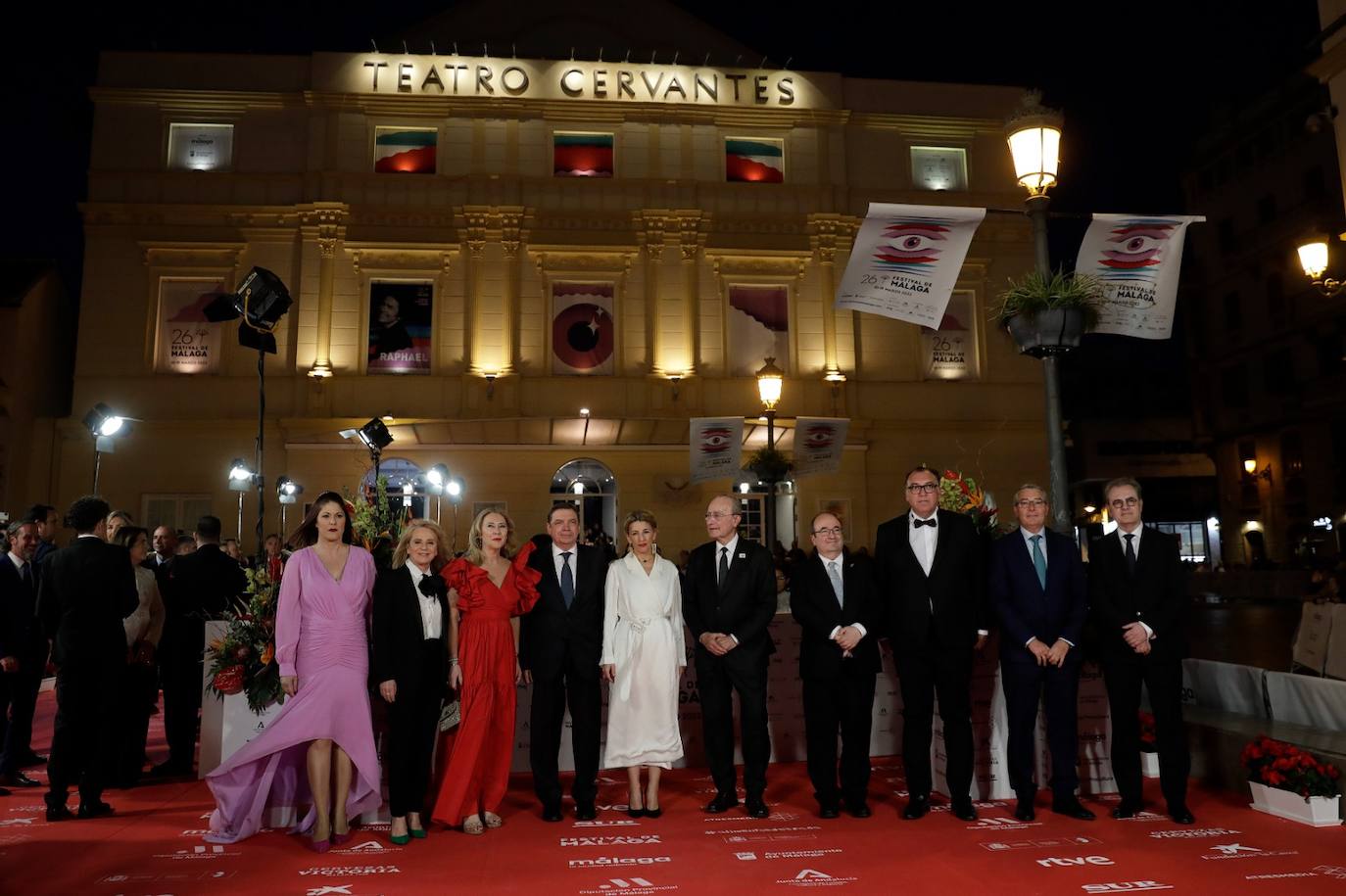 Multitud de caras conocidas han desfilado por la alfombra de entrada al Teatro Cervantes antes de la gala inaugural que ha abierto la nueva edición del certamen malagueño 