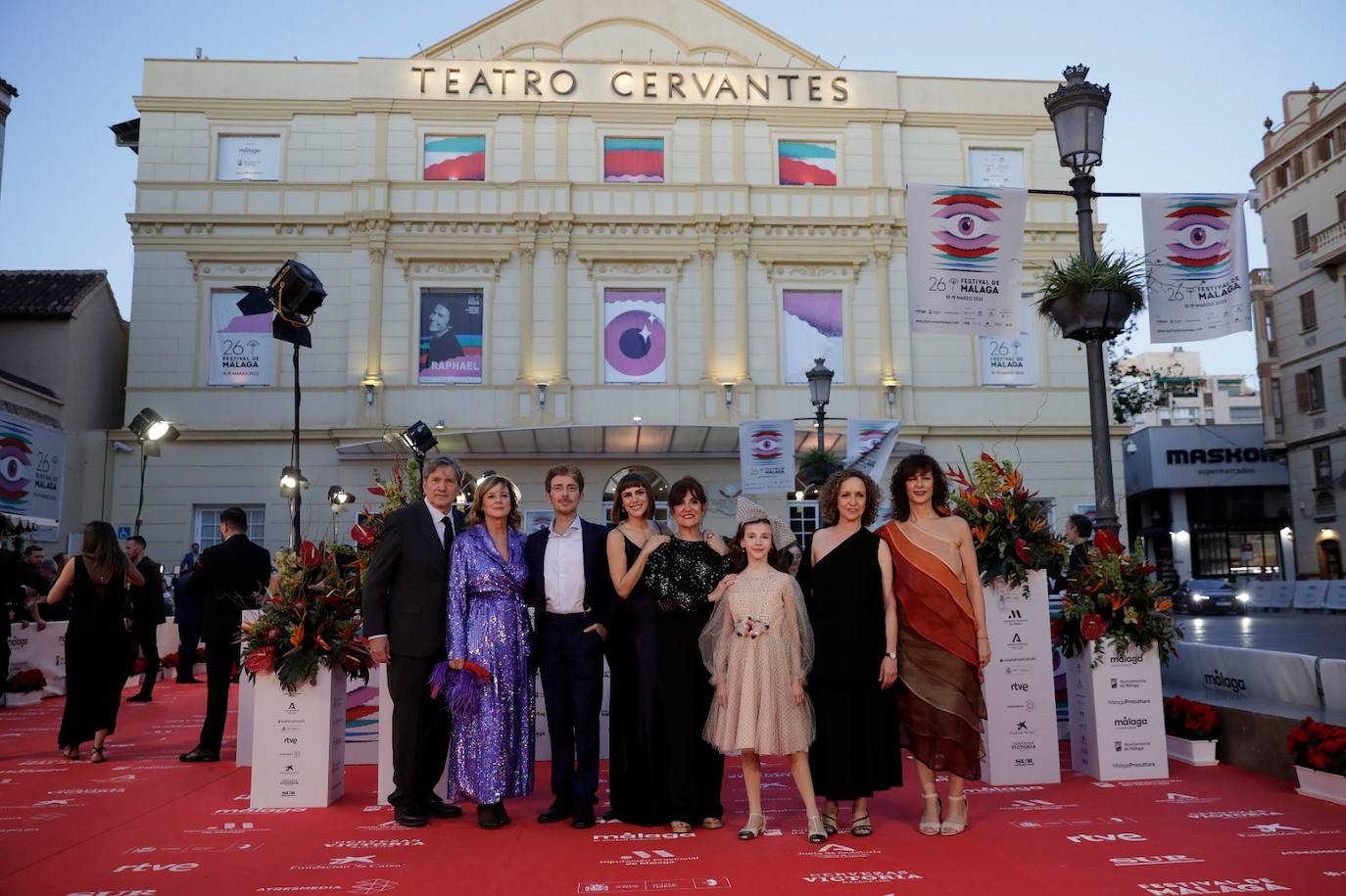 Multitud de caras conocidas han desfilado por la alfombra de entrada al Teatro Cervantes antes de la gala inaugural que ha abierto la nueva edición del certamen malagueño 