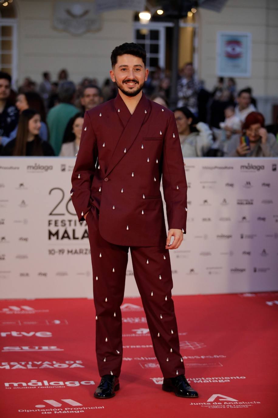 Multitud de caras conocidas han desfilado por la alfombra de entrada al Teatro Cervantes antes de la gala inaugural que ha abierto la nueva edición del certamen malagueño 