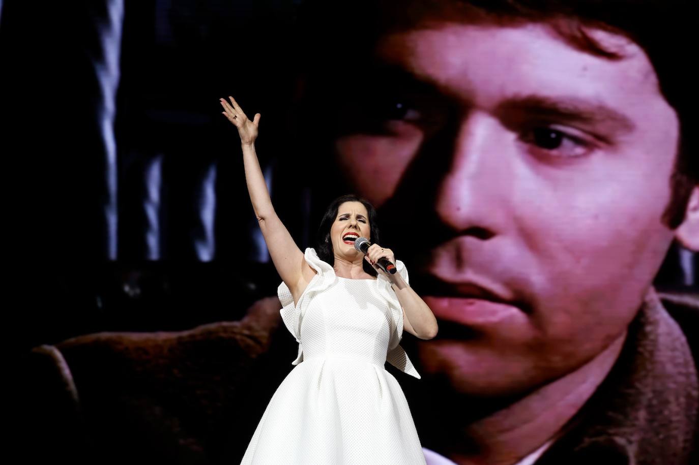 Diana Navarro, durante su actuación en la gala inaugural