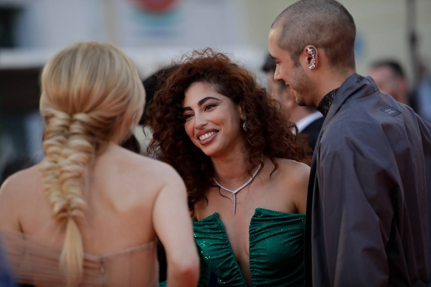 Multitud de caras conocidas han desfilado por la alfombra de entrada al Teatro Cervantes antes de la gala inaugural que ha abierto la nueva edición del certamen malagueño 