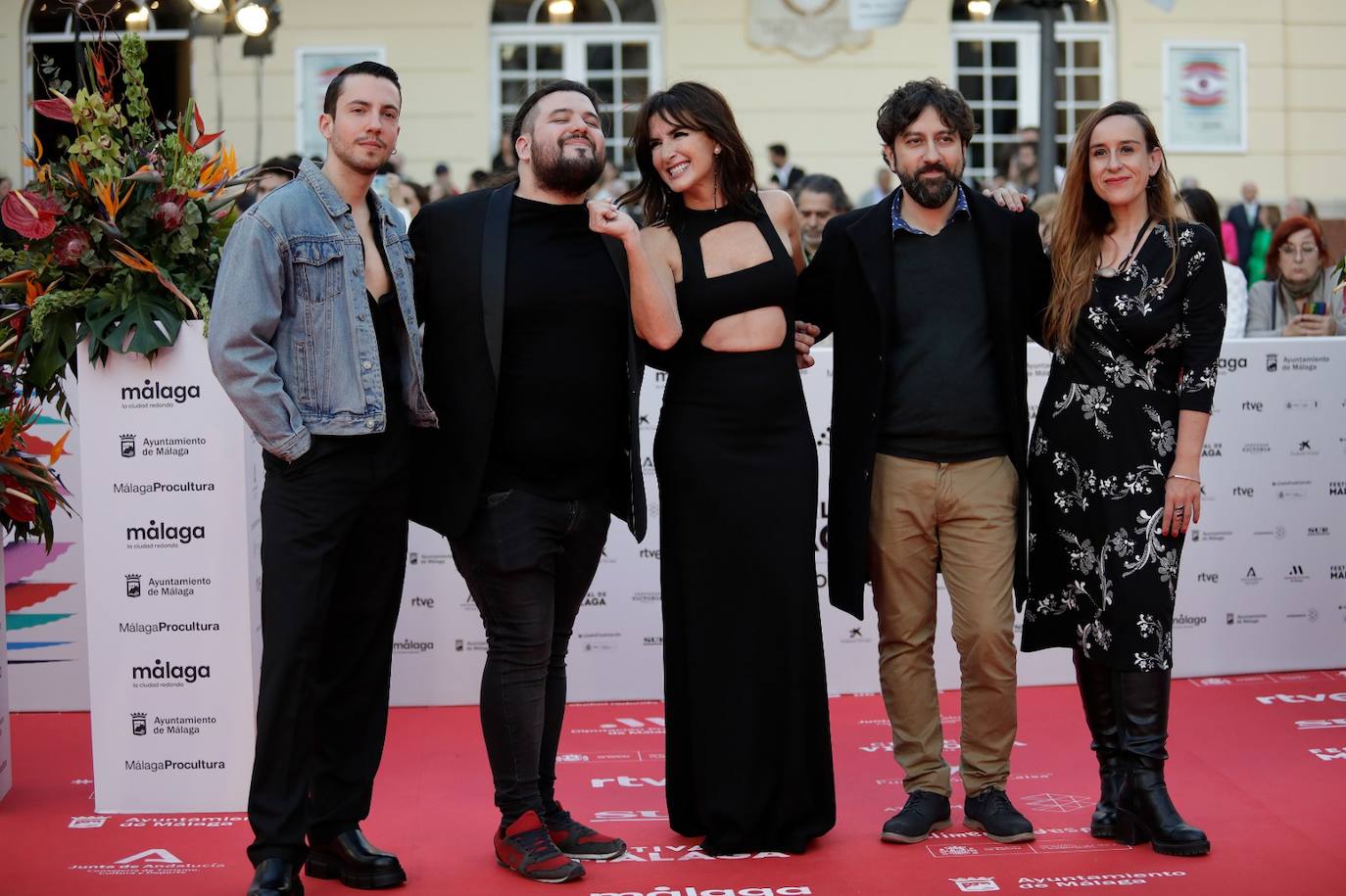 Multitud de caras conocidas han desfilado por la alfombra de entrada al Teatro Cervantes antes de la gala inaugural que ha abierto la nueva edición del certamen malagueño 