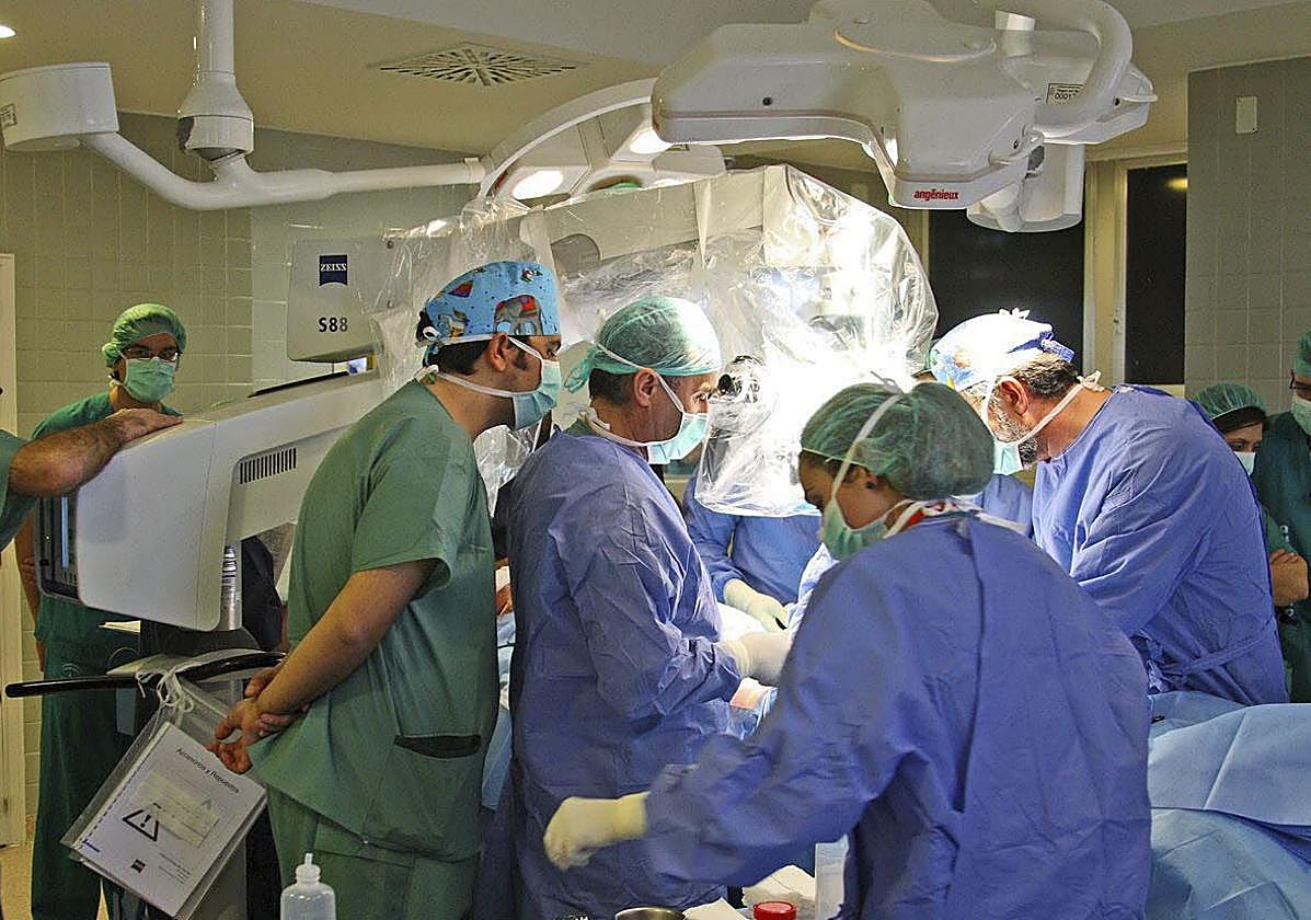 Imagen de archivo de una operación en el Virgen del Rocío.