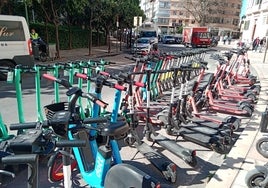 Bicis y patinetes de alquiler, en el aparcamiento habilitado en Cortina del Muelle.