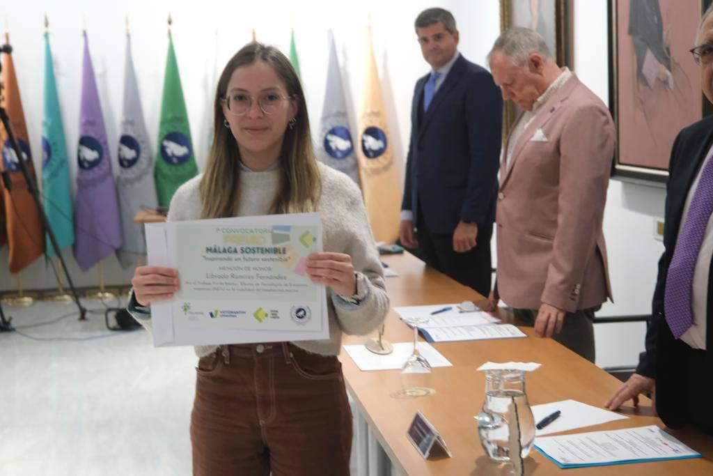 Librada Ramírez Fernández ha recibido una mención de honor por su trabajo fin de máster 'Efectos de tecnologías de emisiones negativas en la viabilidad del fitoplancton marino'.