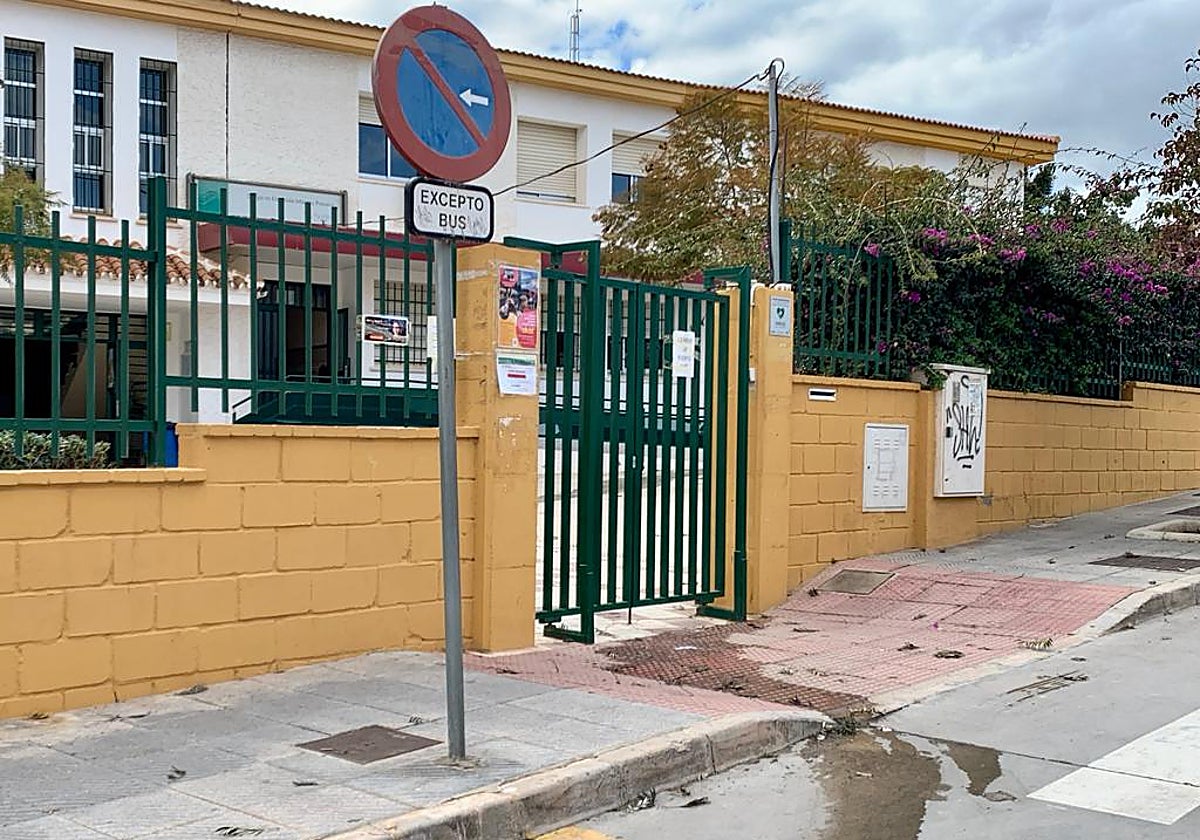 Imagen del agua saliendo por la puerta del centro educativo de Benajarafe.