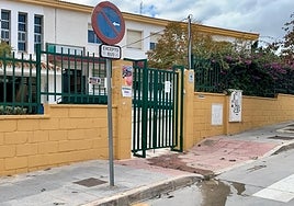 Imagen del agua saliendo por la puerta del centro educativo de Benajarafe.