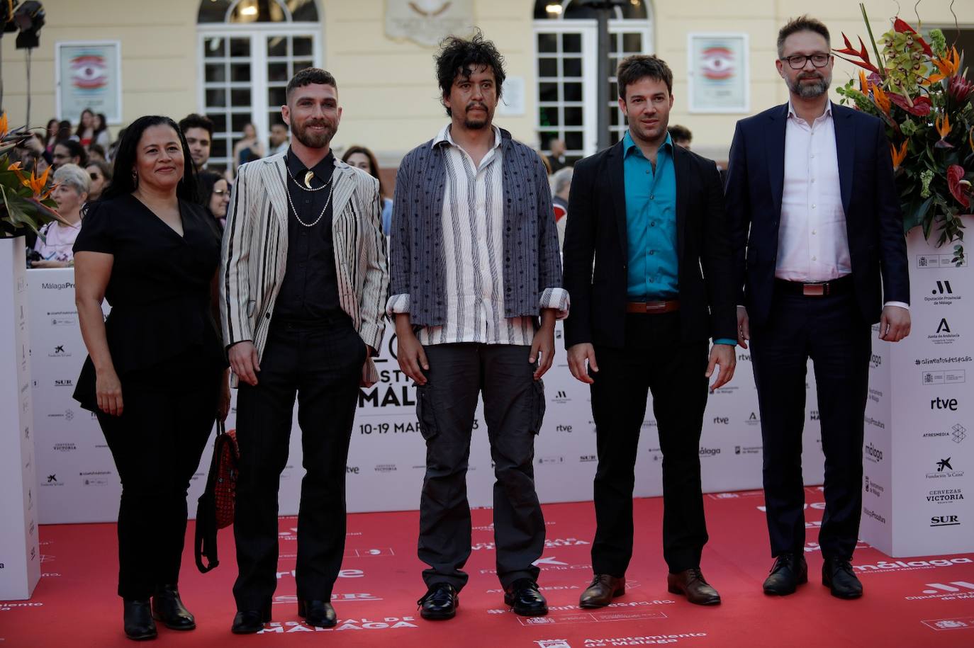 Multitud de caras conocidas han desfilado por la alfombra de entrada al Teatro Cervantes antes de la gala inaugural que ha abierto la nueva edición del certamen malagueño 