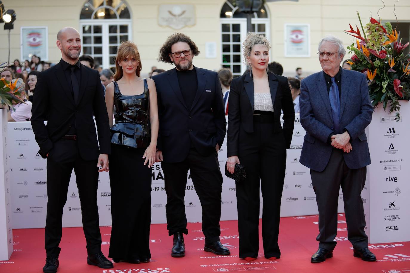 Multitud de caras conocidas han desfilado por la alfombra de entrada al Teatro Cervantes antes de la gala inaugural que ha abierto la nueva edición del certamen malagueño 