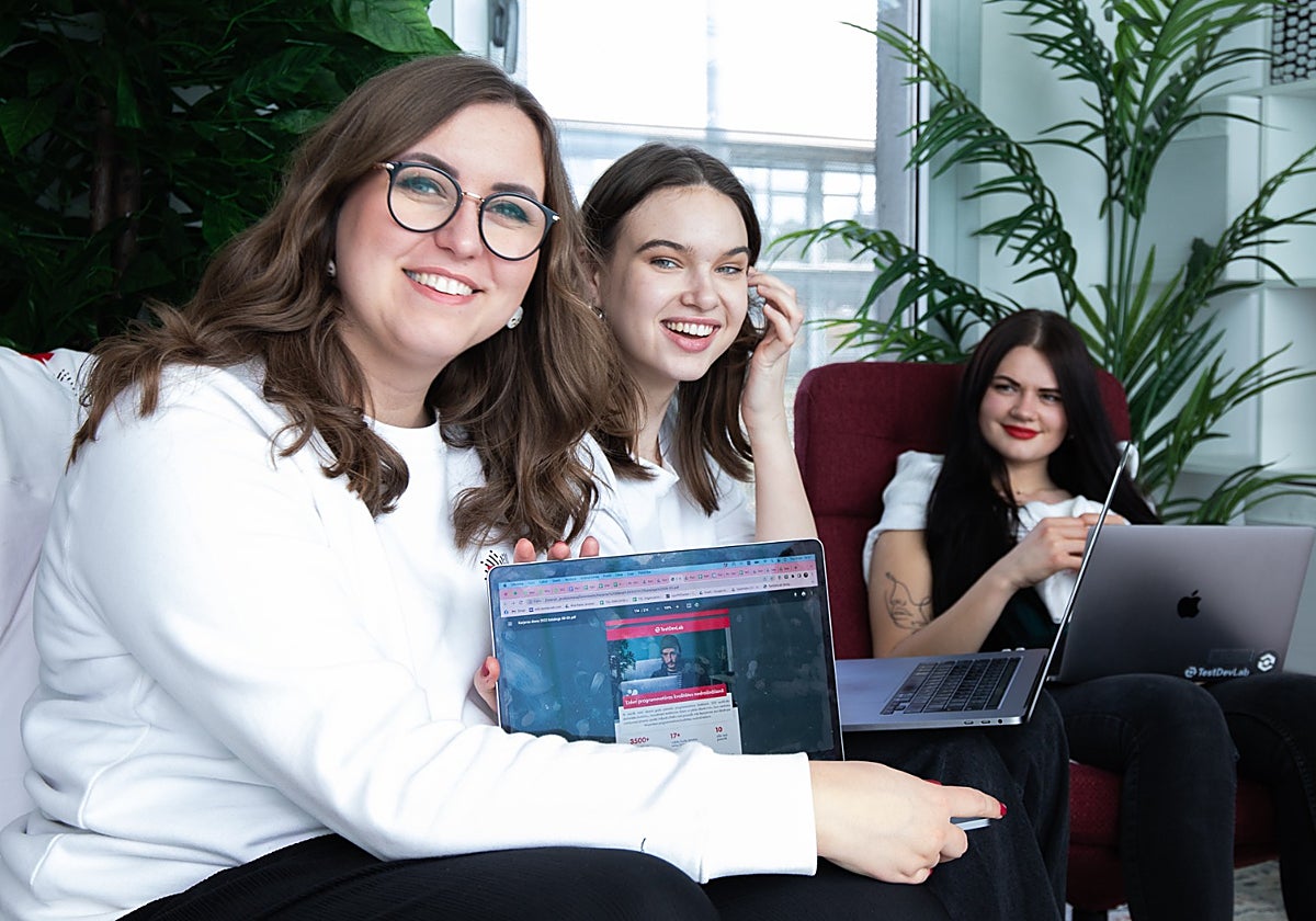 Empleadas de la compañía.