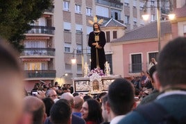 Nuestro Padre Jesús del Rescate bajando por la Plaza del Santuario.