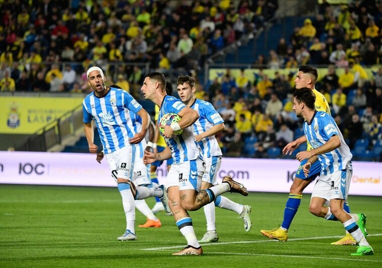 Álex Calvo mantiene la fe del Málaga (2-2)