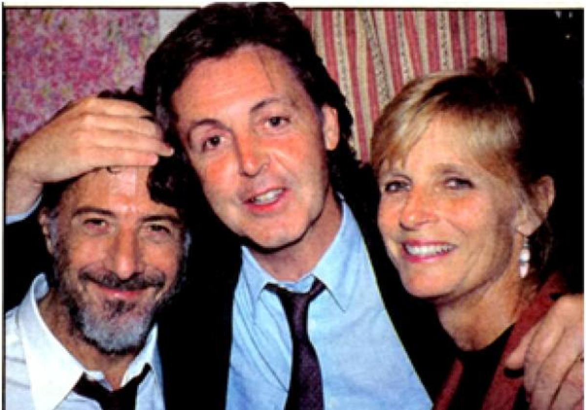 Dustin Hoffman, Paul McCartney y Linda, su esposa, en fotografía tomada en 1973, año de su encuentro.