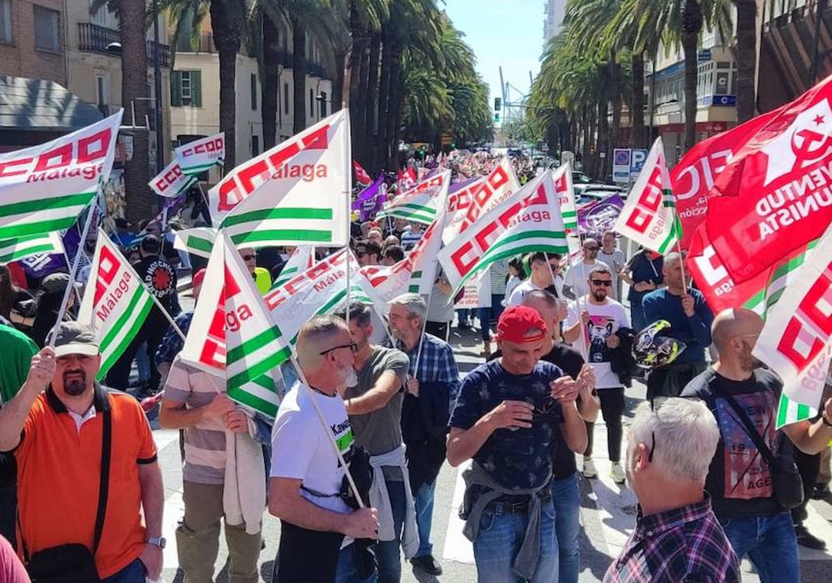 Manifestantes al inicio de la protesta, en la Alameda de Colón.