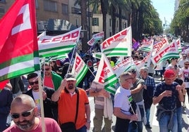 Manifestantes al inicio de la protesta, en la Alameda de Colón.