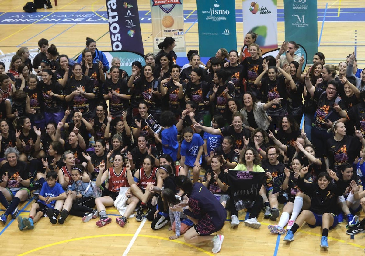 El grueso de las jugadores participantes en la fiesta, que ganó el Portuense.