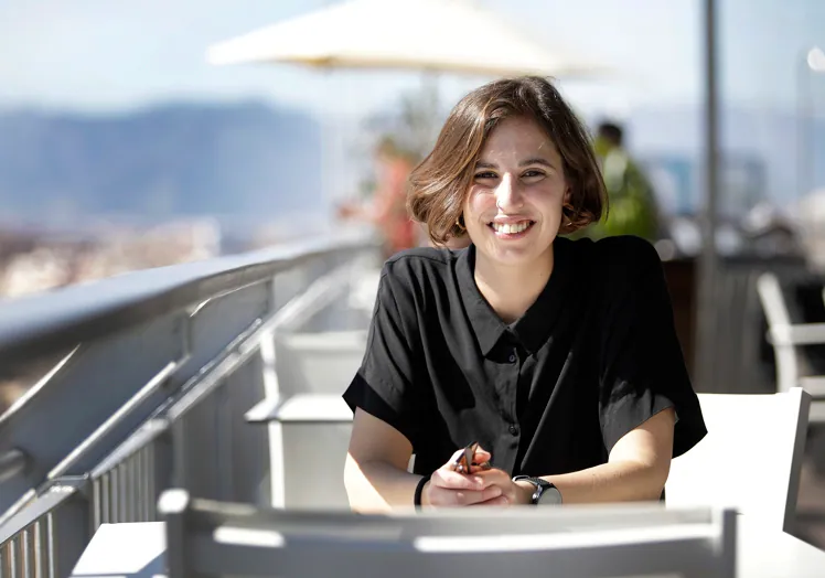 La directora de cine, Marta Díaz de Lope en la terraza del Hotel AC Málaga Palacio