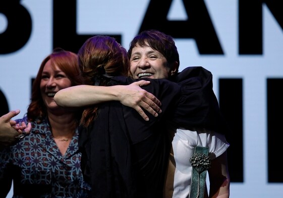 Blanca Portillo abraza a Nuria Ortíz