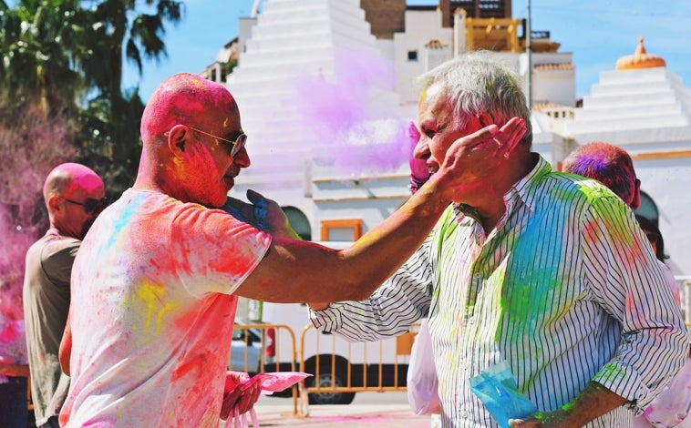 Imagen principal - El Holi, una unión cultural que tiñe de color Benalmádena