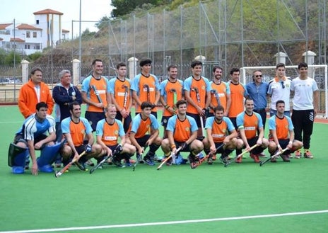 Imagen secundaria 1 - Arriba, con algunas de las promesas femeninas en las escuelas de Carranque; abajo a la izquierda, con el Hockey Benalmádena; abajo a la derecha, Pérez, con sus amigos del equipo de hockey de amigos de la Escuela Francisco Franco .