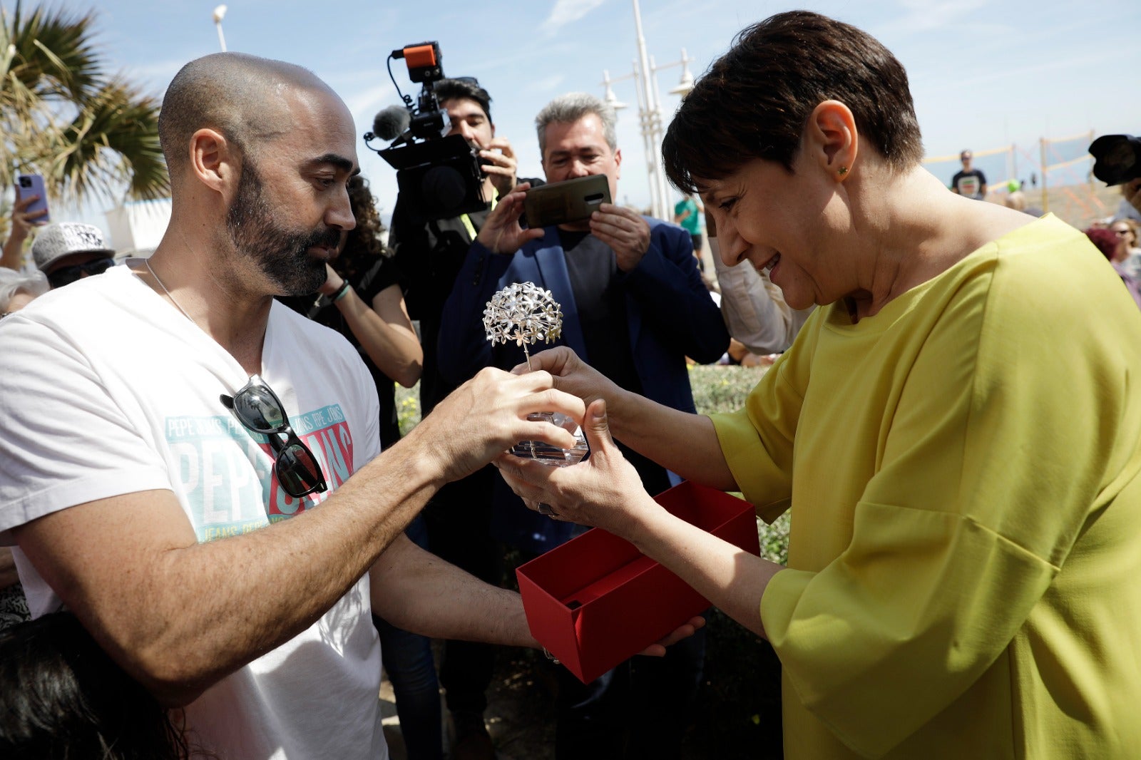 La actriz madrileña Blanca Portillo descubre el monolito en su honor en el Paseo Marítimo Antonio Banderas horas antes de recibir el Premio Málaga- SUR del Festival de Málaga.