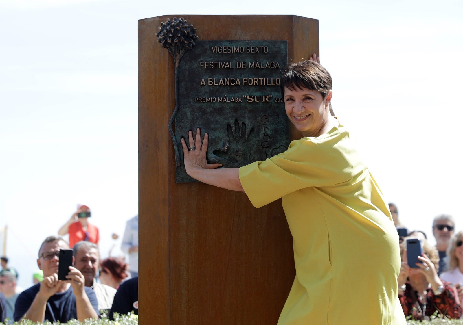 Segunda jornada del festival de Málaga. La actriz madrileña Blanca Portillo descubre el monolito en su honor en el Paseo Marítimo Antonio Banderas horas antes de recibir el Premio Málaga- SUR del Festival de Málaga.