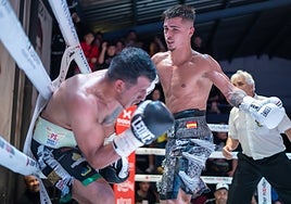 Samuel 'La Esencia' Molina, en un momento del combate ante el mexicano Armando Ramírez 'El Chica' Almanza.