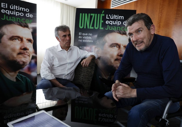 Juan Carlos Unzué, junto al director del documental sobre el ex futbolista, Xavi Torres.