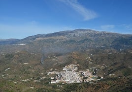 Imagen del casco urbano de Arenas desde el castillo de Bentomiz.