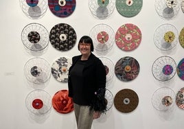 La profesora de Bellas Artes de la UMA, Pepa Cano, posa delante de su exposición en el Contenedor Cultural.