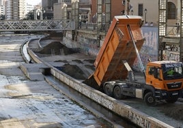 El Consistorio ha iniciado los trabajos para colocar tierra en las fuentes.