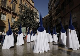 Nazarenos de la Cofradía de la Sagrada Cena camino de la calle Fajardo.