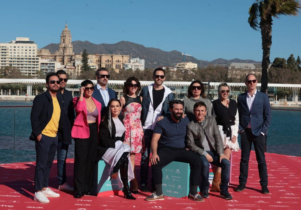 Equipo de actores, directora y guionista de la película, en el photocall de esta mañana.