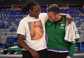 Ibon Navarro se ríe al ver la camiseta con la que sus jugadores salieron al entrenamiento.