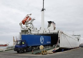 Carga de un camión en el barco que hace la línea entre Málaga y Tánger.