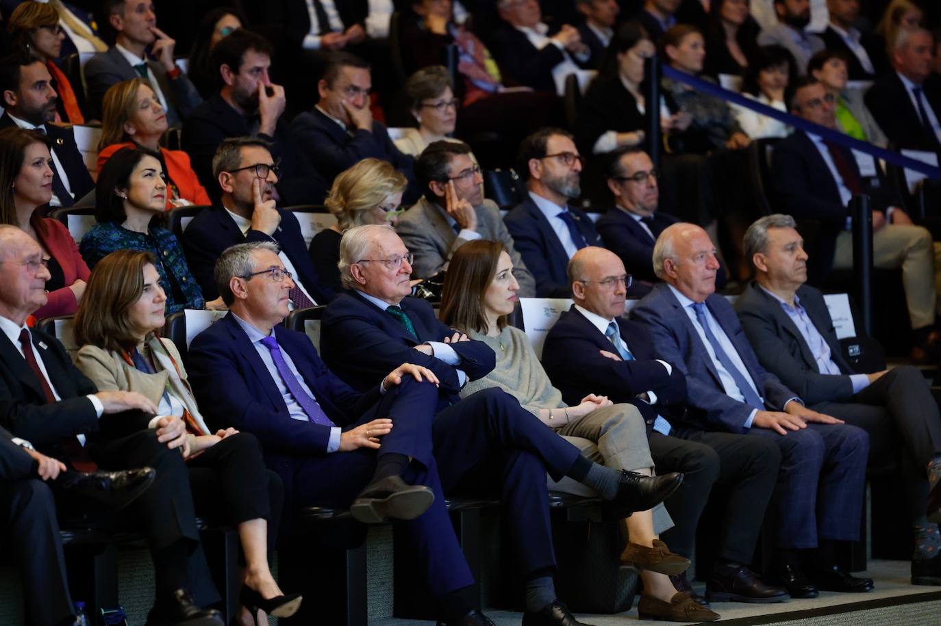 Una imagen de la primera fila del acto, entre otros, con el alcalde de Málaga, Francisco de la Torre, la consejera de Empelo de la Junta, Rocío Blanco, el presidente de la Diputación, Francisco Salado, el presidente de Unicaja, Manuel Azuaga, y la vicepresidenta de la CEM, Natalia Sánchez.