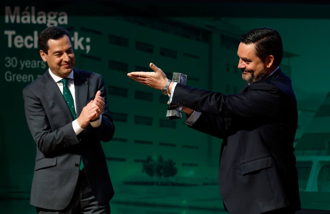 El presidente de la Junta de Andalucía, Juanma Moreno, con el presidente de Innova IRV, Ezequiel Navarro. 