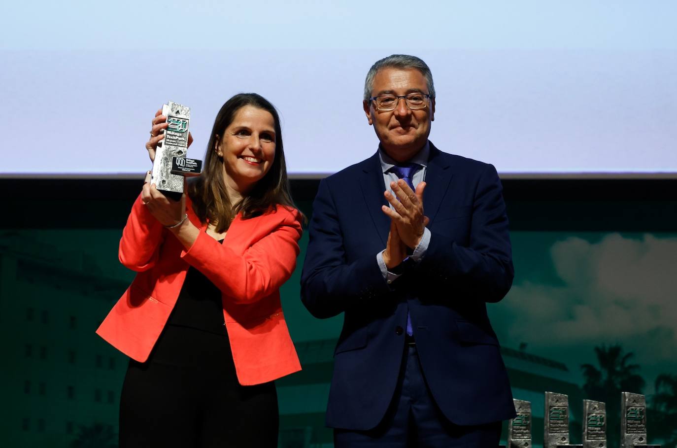 Sofía Schneider, sales leader cloud systems, ODP EMEA en Oracle, recibe la distinción del presidente de la Diputación, Francisco Salado. 