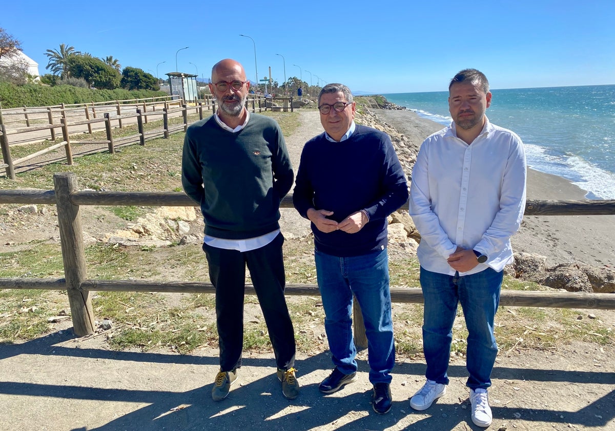 Juan García, Antonio Moreno Ferrer e Hipólito Gómez, en la playa de Chilches.