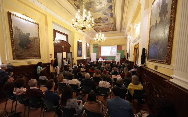 Imagen principal - Diferentes momentos del Aula de Cultura con García Montero.