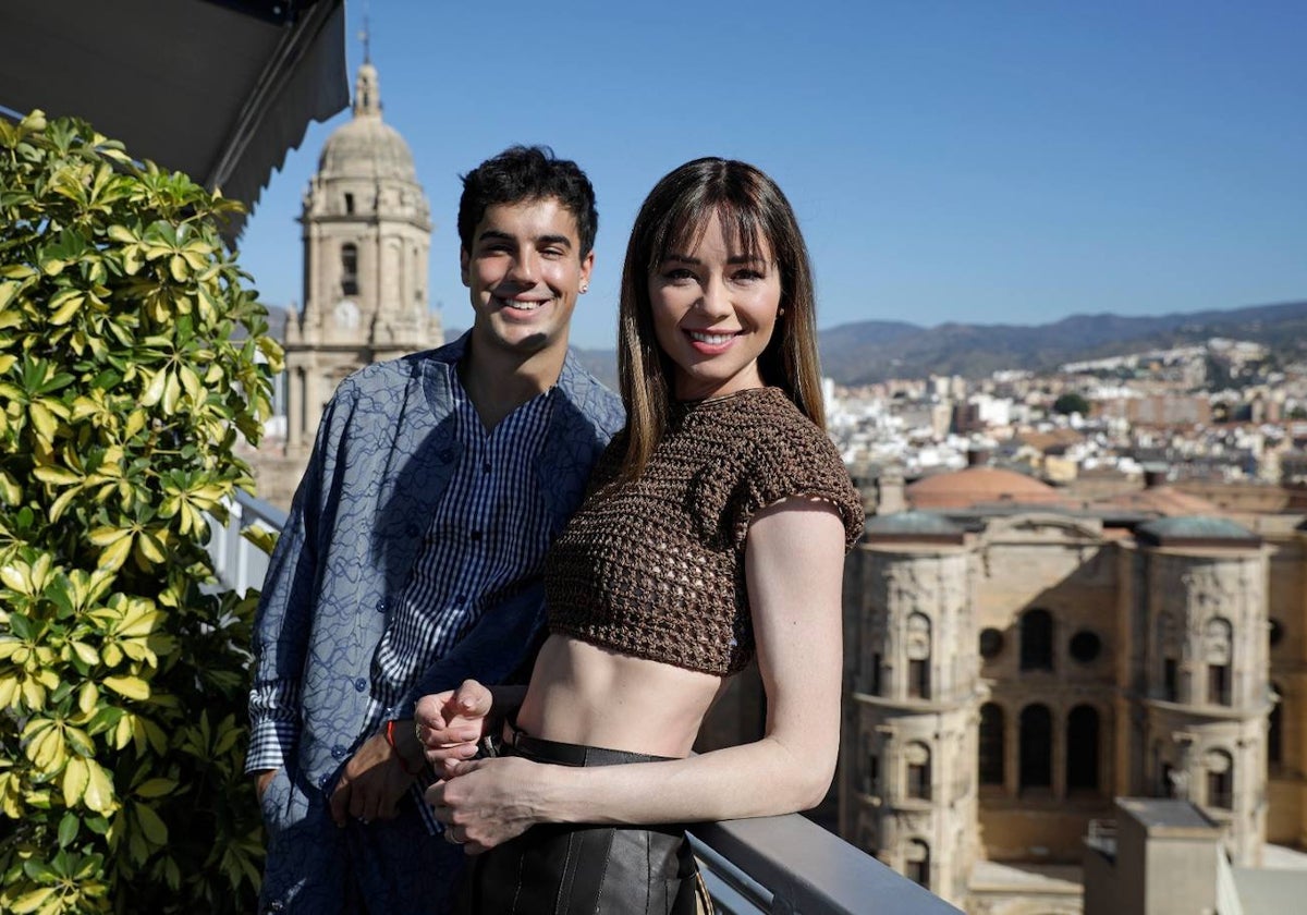 Óscar Casas y Dafne Fernández, en la terraza del AC Málaga Palacio.