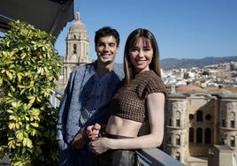 Óscar Casas y Dafne Fernández, en la terraza del AC Málaga Palacio.