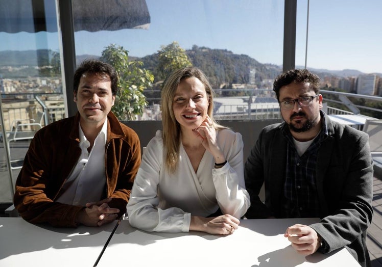 Jorge Valdano, Carolina Bang y Rodrigo Ruiz-Gallardón, tras la entrevista con SUR.