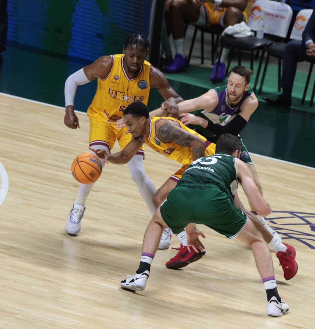 El Unicaja logra su deseada victoria ante el Limoges